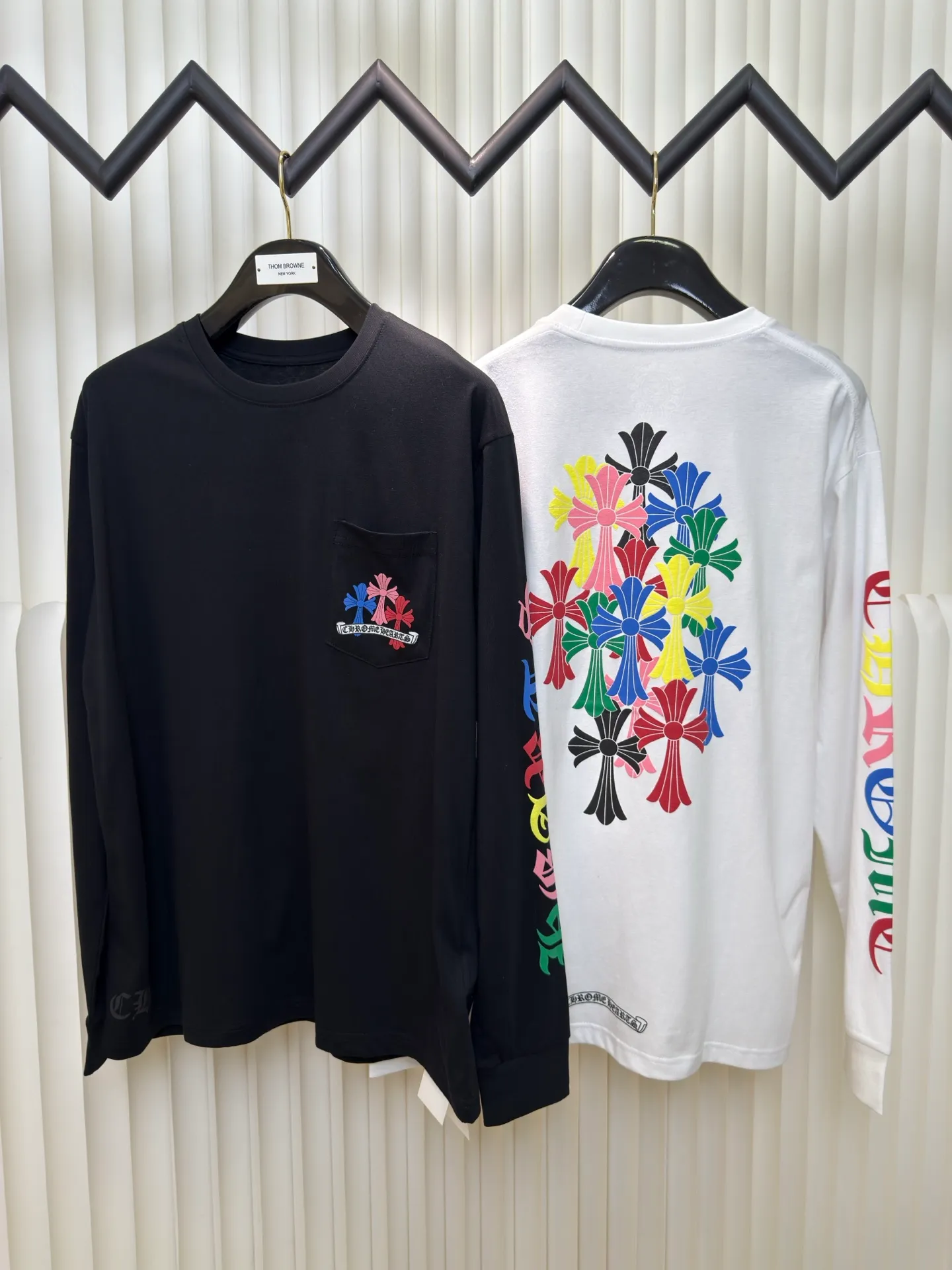 P300 Chrome Heart Miami limited color cross long sleeves. The fabric is made of 26-woven 220g cotton. The printing uses high-temperature ink printing technology, and the color of the printing area is extremely complex. Size S M L